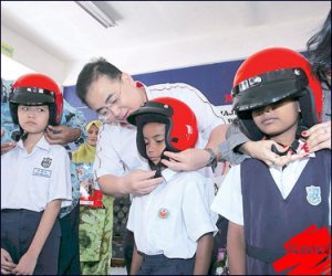 Helmet-Budak-Sekolah